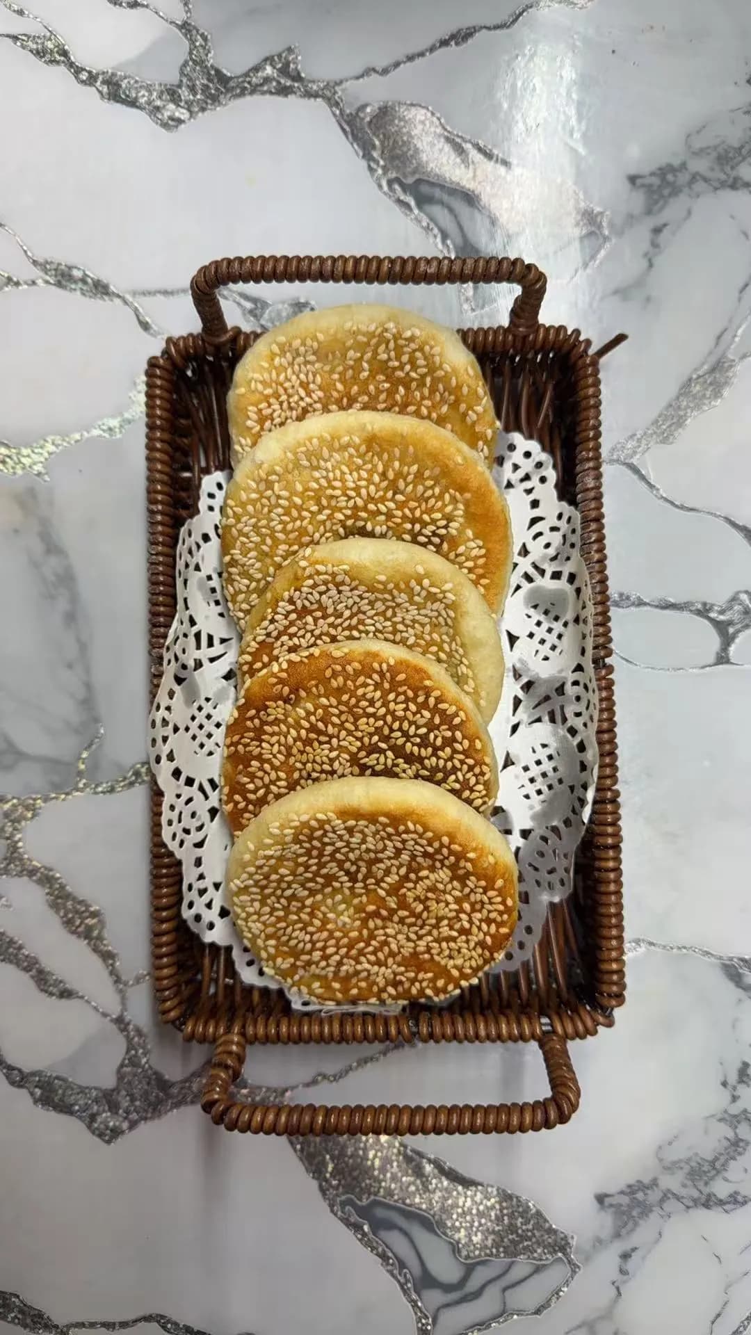 Булочка с кунжутной пастой