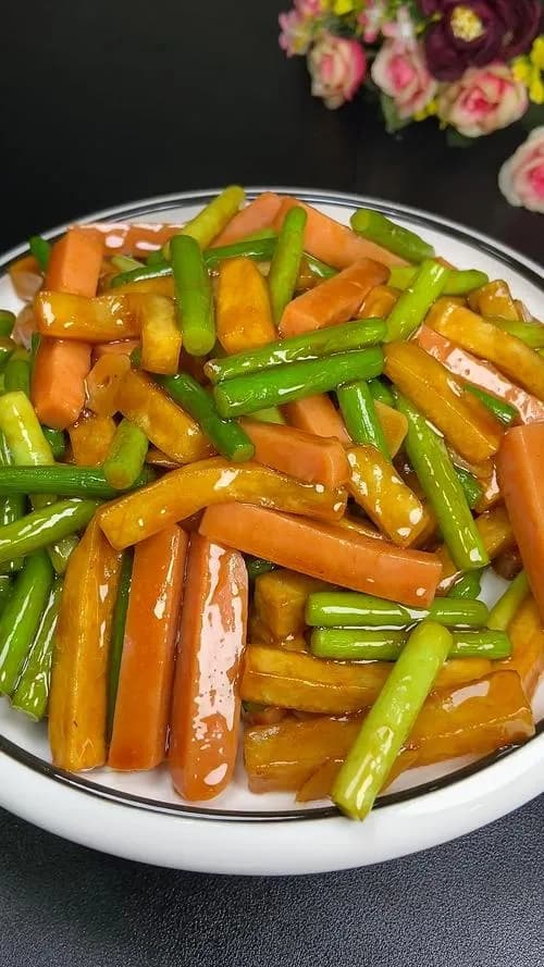 Картошка жареная с чесноком и колбасой
