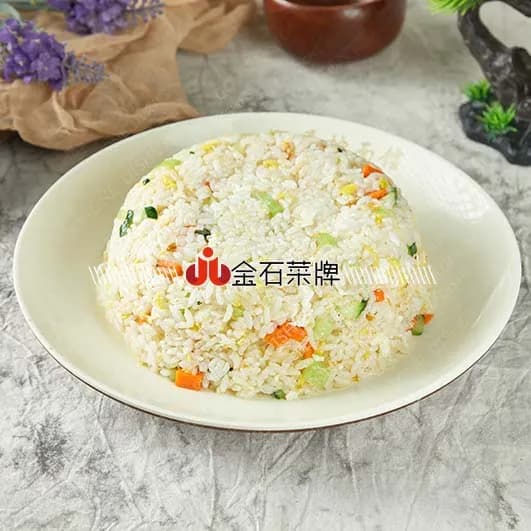 Обжаренный рис с овощами и яйцом